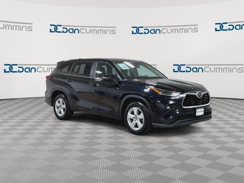 Midnight Black Metallic 2024 Toyota Highlander LE