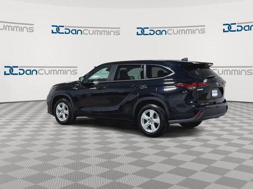 Midnight Black Metallic 2024 Toyota Highlander LE