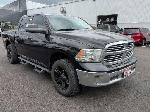 Brilliant Black Crystal Pearlcoat 2019 RAM 1500 Classic Lone Star