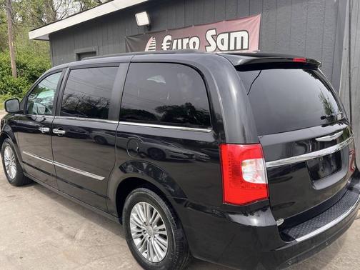 2016 Chrysler Town & Country Touring-L