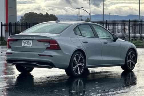 2024 Volvo S60 B5 Plus Dark Theme