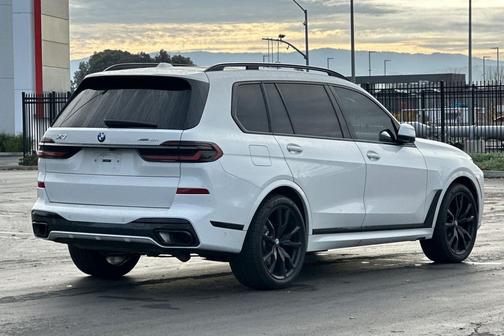 2025 BMW X7 xDrive40i