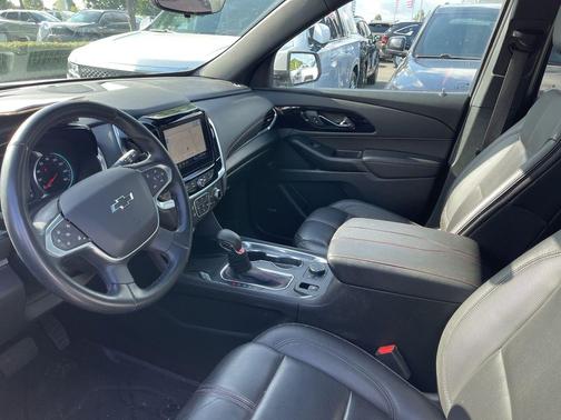Iridescent Pearl Tricoat 2023 Chevrolet Traverse RS