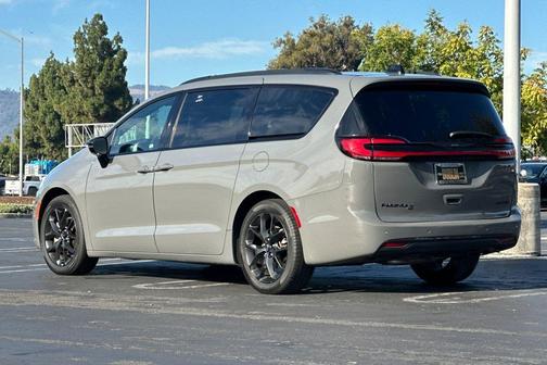 Ceramic Gray Clearcoat 2025 Chrysler Pacifica Limited