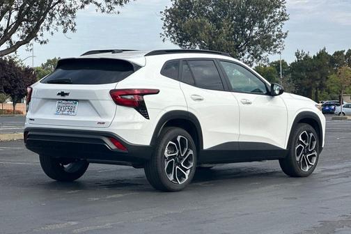 Summit White 2026 Chevrolet Trax FWD 2RS