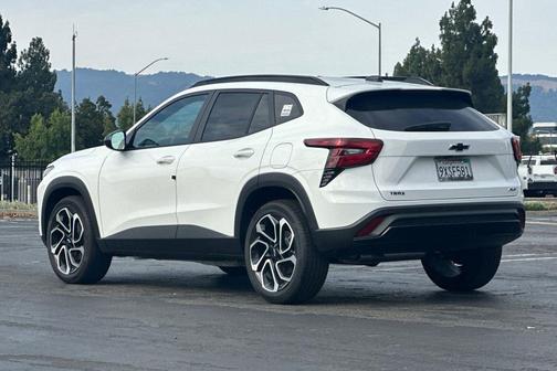 Summit White 2026 Chevrolet Trax FWD 2RS
