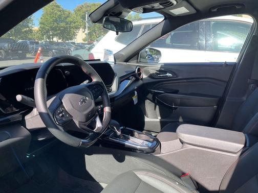 Mosaic Black Metallic 2025 Chevrolet Trax FWD 2RS