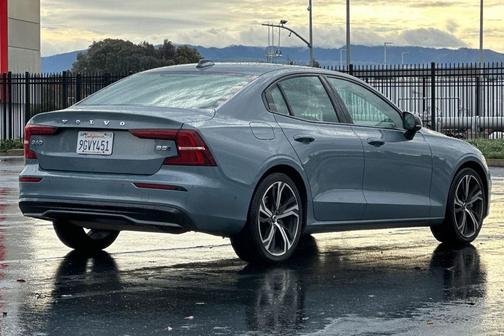 2024 Volvo S60 B5 Plus Dark Theme