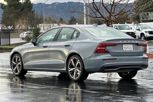 2024 Volvo S60 B5 Plus Dark Theme