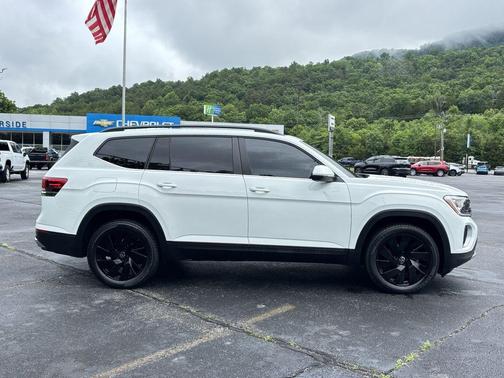 Pure White 2024 Volkswagen Atlas 2.0T SE w/Technology