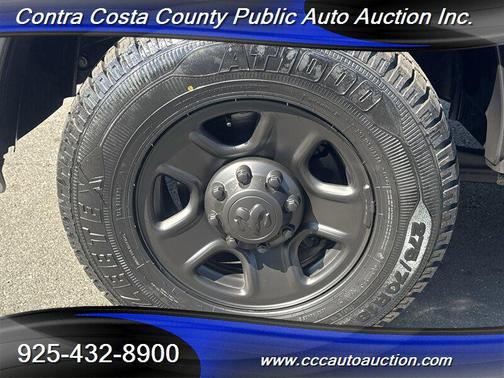 Brilliant Black Crystal Pearlcoat 2017 RAM 3500 Tradesman Crew Cab 4x4 6'4' Box