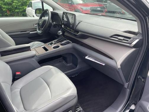 2023 Toyota Sienna XLE 7 PASSENGER