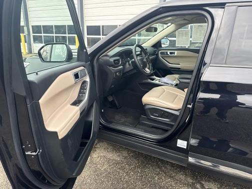 AGATE BLACK METALLIC 2024 Ford Explorer XLT