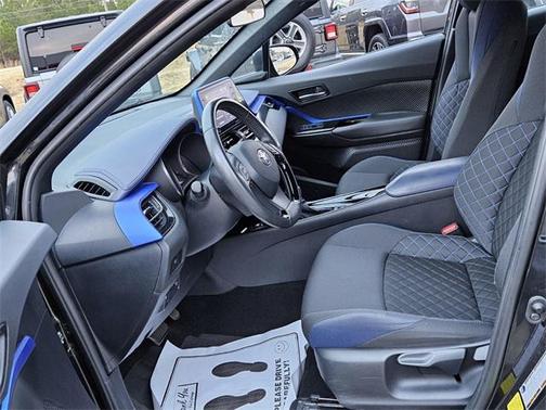 2022 Toyota C-HR XLE