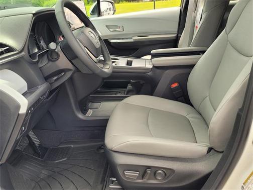 2025 Toyota Sienna XLE 8 Passenger