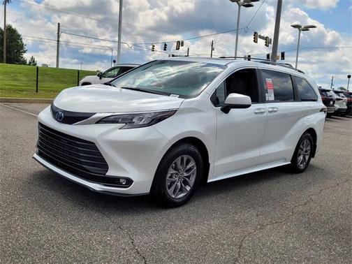 2025 Toyota Sienna XLE 8 Passenger