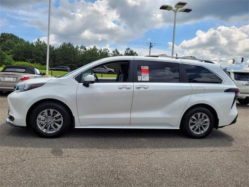 2025 Toyota Sienna XLE 8 Passenger