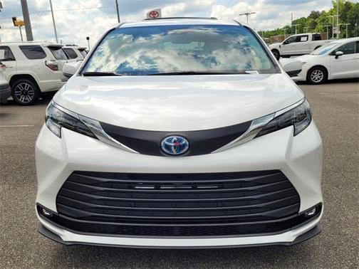 2025 Toyota Sienna XLE 8 Passenger