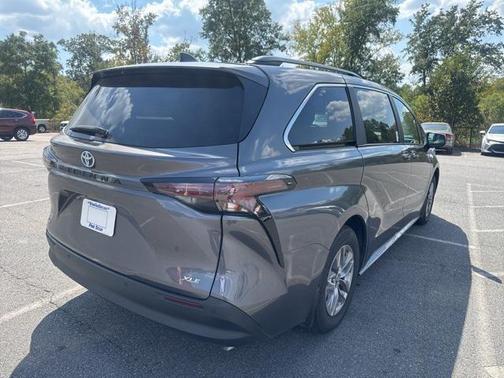 2025 Toyota Sienna XLE 8 Passenger