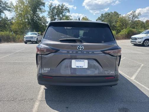 2025 Toyota Sienna XLE 8 Passenger