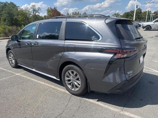 2025 Toyota Sienna XLE 8 Passenger