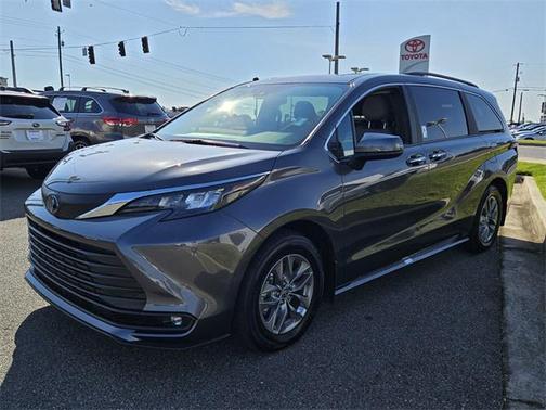 2025 Toyota Sienna XLE 8 Passenger