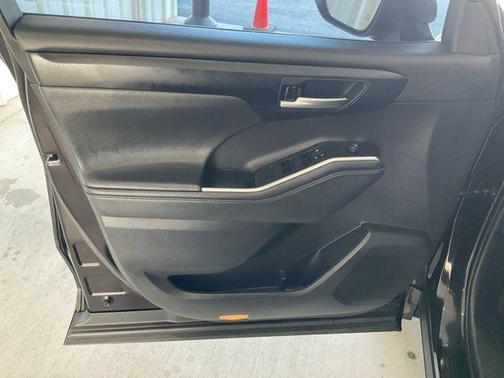 Opulent Amber 2021 Toyota Highlander XLE