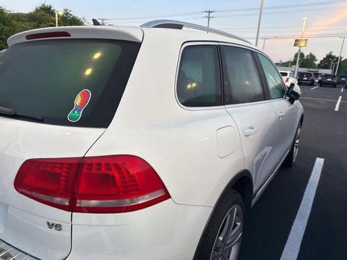 Pure White 2016 Volkswagen Touareg VR6 Executive