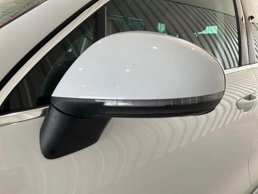 Pure White 2016 Volkswagen Touareg VR6 Executive
