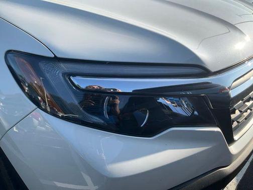 Diamond White Pearl 2017 Honda Ridgeline RTL