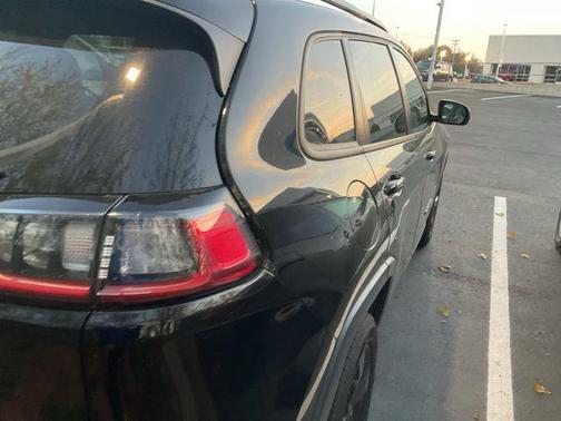 Diamond Black Crystal Pearlcoat 2019 Jeep Cherokee Altitude