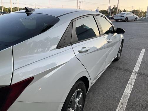 2022 Hyundai ELANTRA SE