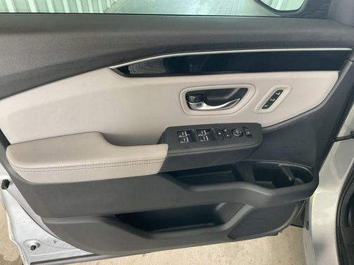 Silver Metallic 2025 Honda Pilot EX-L