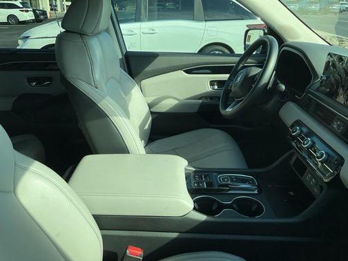 Silver Metallic 2025 Honda Pilot EX-L