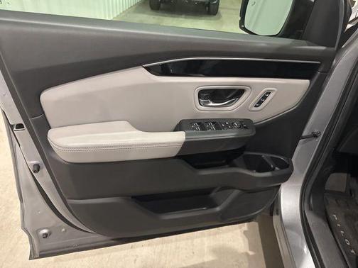 Silver Metallic 2025 Honda Pilot EX-L