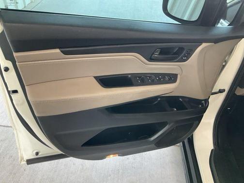 White Diamond Pearl 2018 Honda Odyssey EX-L