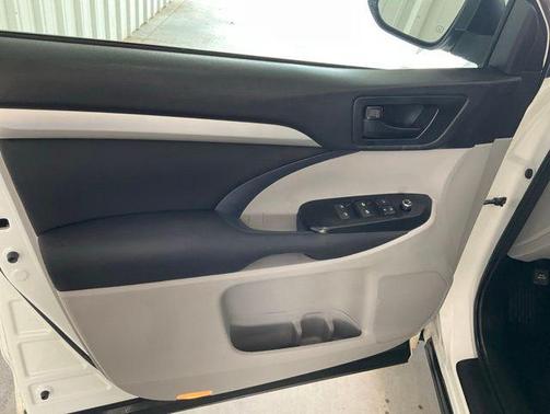 Blizzard Pearl 2018 Toyota Highlander LE
