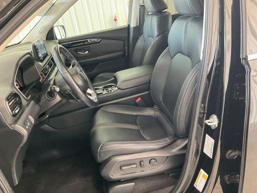 Crystal Black Pearl 2023 Honda Pilot Touring 8-Passenger