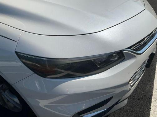Iridescent Pearl Tricoat 2017 Chevrolet Malibu 1LT