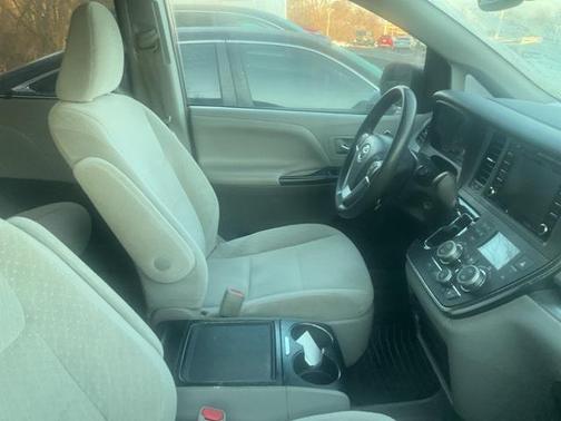 2019 Toyota Sienna LE
