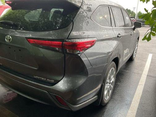 Magnetic Gray Metallic 2022 Toyota Highlander Limited