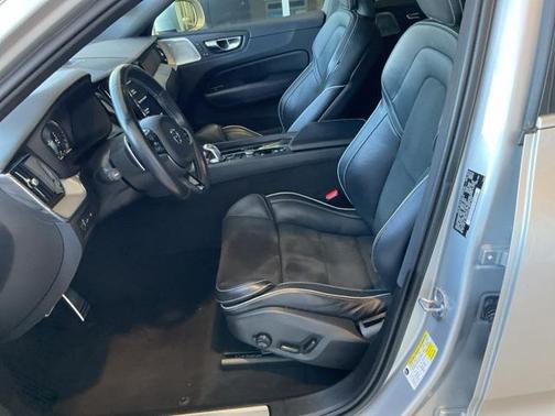 2019 Volvo XC60 Recharge Plug-In Hybrid T8 R-Design