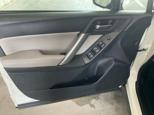 Crystal White Pearl 2018 Subaru Forester 2.5i Limited
