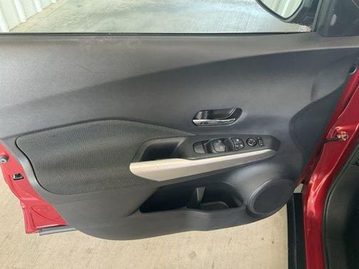 Cayenne Red/Super Black 2019 Nissan Kicks SV
