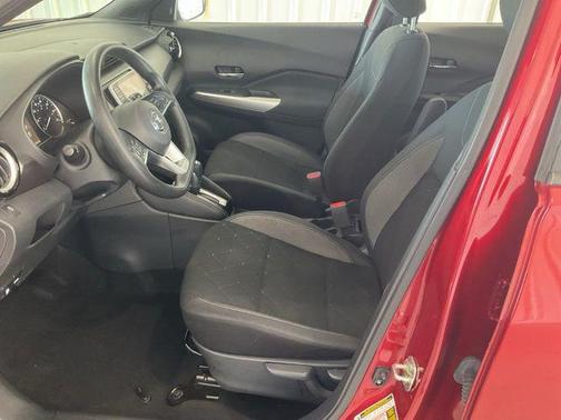 Cayenne Red/Super Black 2019 Nissan Kicks SV