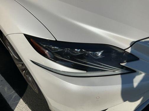 Eminent White Pearl 2019 Lexus LS 500 Base