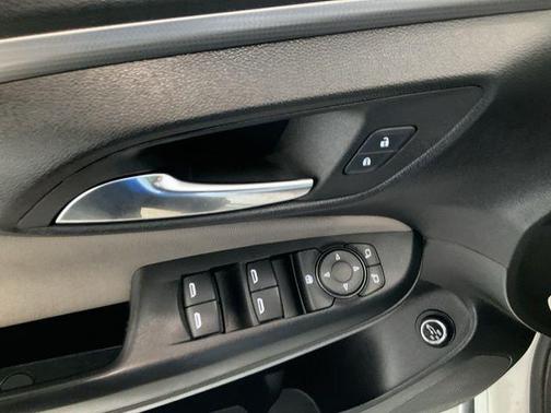 White Frost Tricoat 2024 Buick Envista Avenir FWD