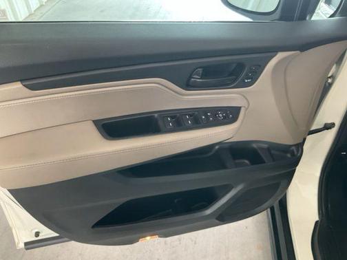 White Diamond Pearl 2019 Honda Odyssey EX-L