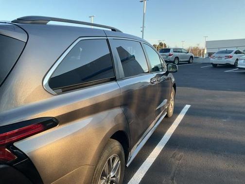 2021 Toyota Sienna LE