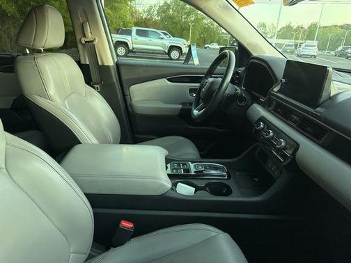 Silver Metallic 2024 Honda Pilot EX-L 7 Passenger